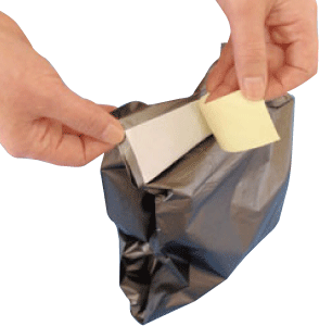 備え付けの粘着テープで蓋ができます